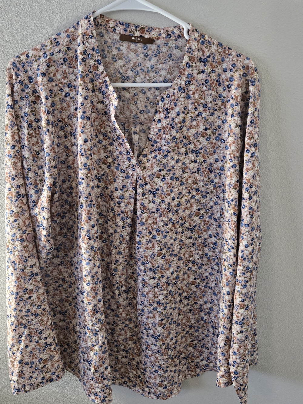 Gabarit Blue & Tan Floral Split-Neck Blouse